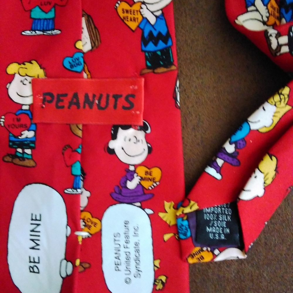 Peanuts Red Peanut & the Gang Valentine Tie - Picture 4 of 4